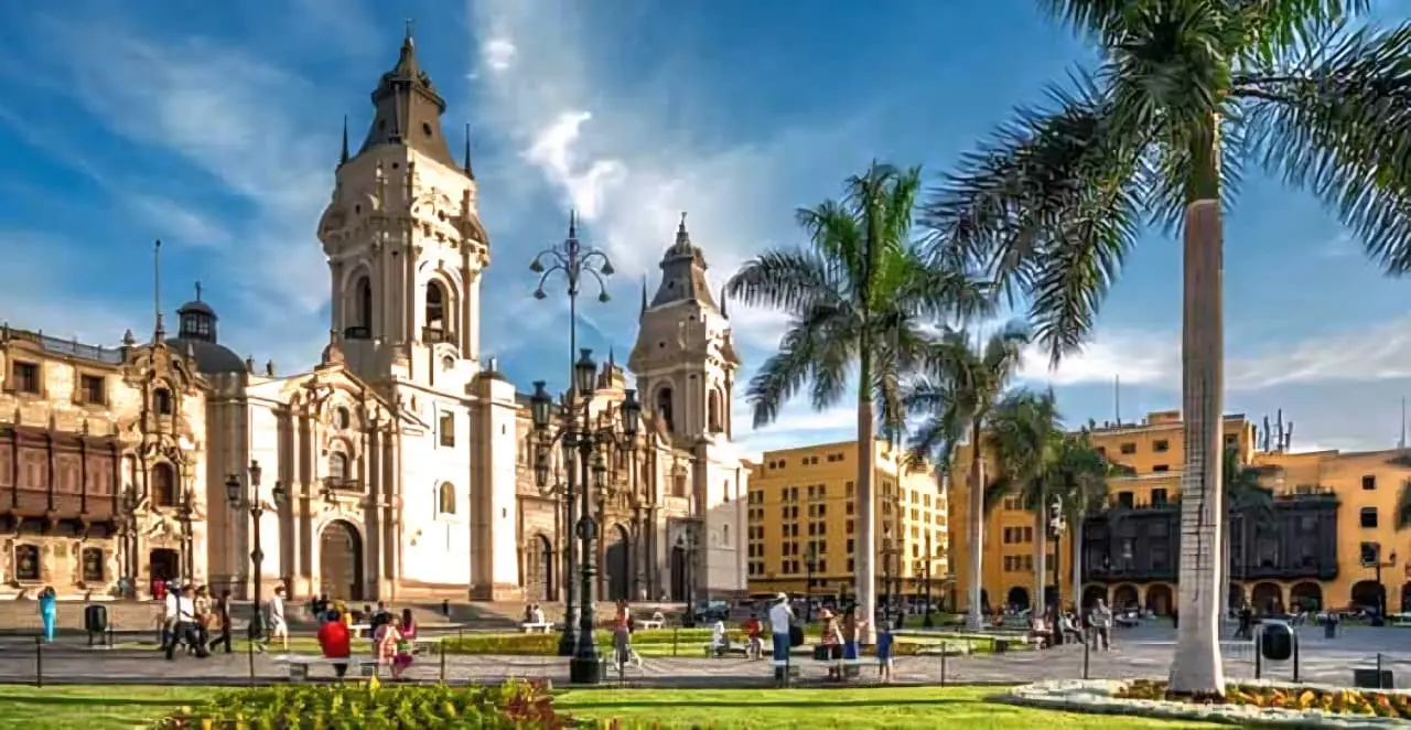 Tour en Lima más Sitio Arqueológico Pachacamac